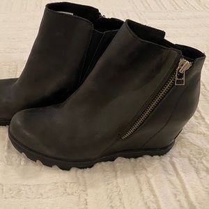 Sorel black wedge lug sole ankle boot sz9